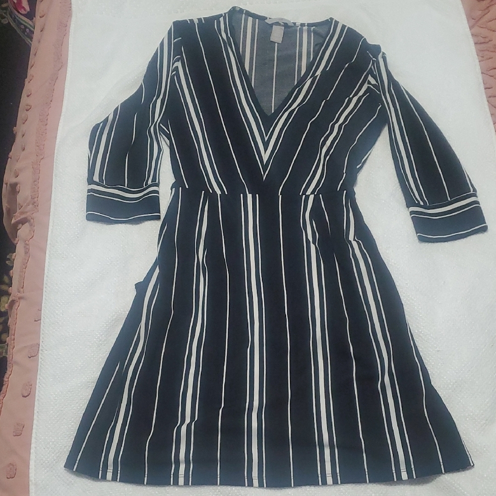 H&M Black and White Striped V-Neck Mini Dress
